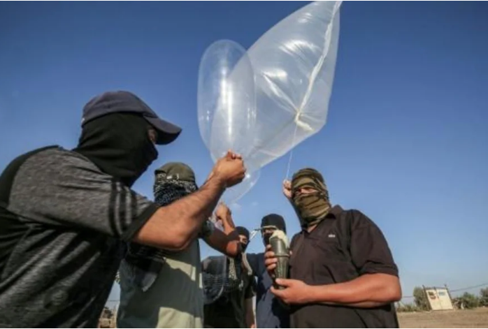 إسرائيل تقصف أهدافا في قطاع غزة بعد إطلاق بالونات حارقة