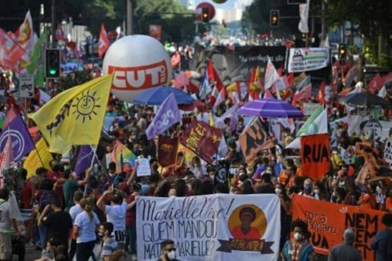 عشرات آلاف البرازيليين يطالبون بعزل بولسونارو