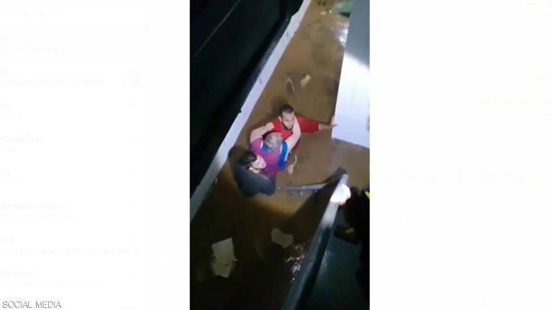 أنقذ مسنة من فيضان بلجيكا.. فيديو البطل المغربي يخطف الأضواء