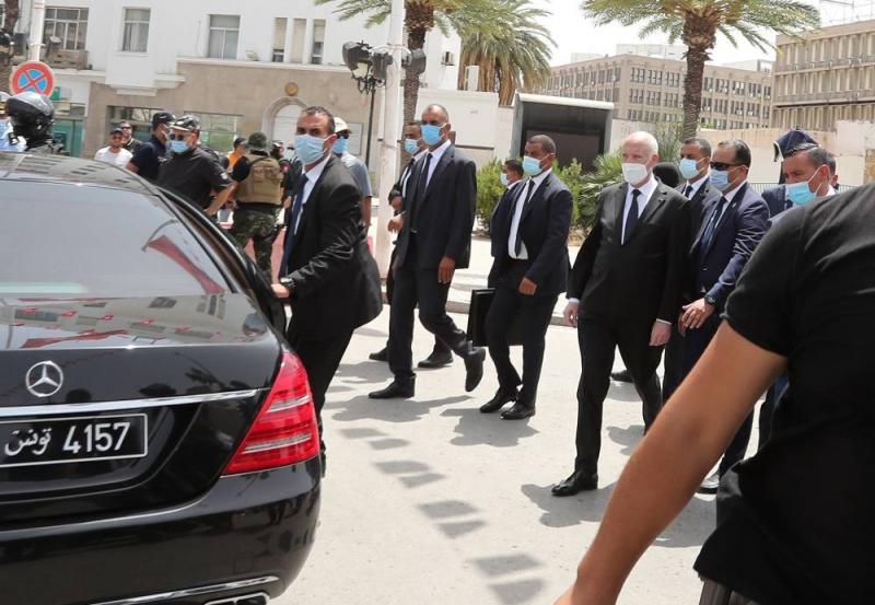 جولة مفاجئة للرئيس التونسي وسط شارع بورقيبة