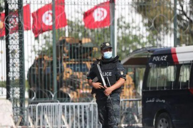 قوات الأمن التونسية تعتقل عضوا بالبرلمان بعد انتقاده للرئيس