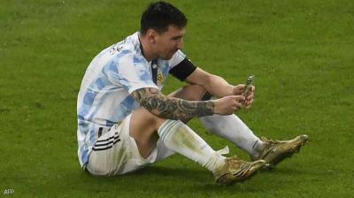 صورة تكشف سر مكالمة ليونيل ميسي من الملعب