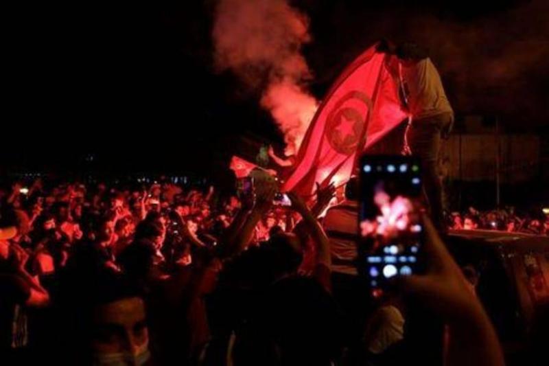 تسلسل زمني لأحداث تونس.. من بوعزيزي حتى تجميد عمل البرلمان