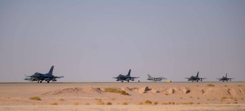 بالصور.. وصول مقاتلات F-16 أمريكية إلى قاعدة الأمير سلطان في السعودية