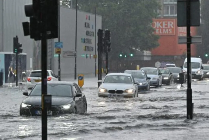 فيضانات في شوارع لندن مع توالي العواصف