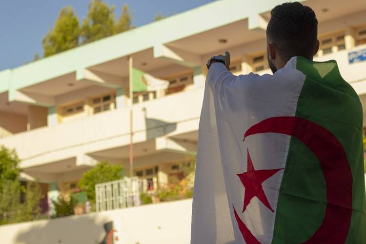 الجزائر تتخذ إجراءات أكثر صرامة في مواجهة ارتفاع الإصابات بكورونا