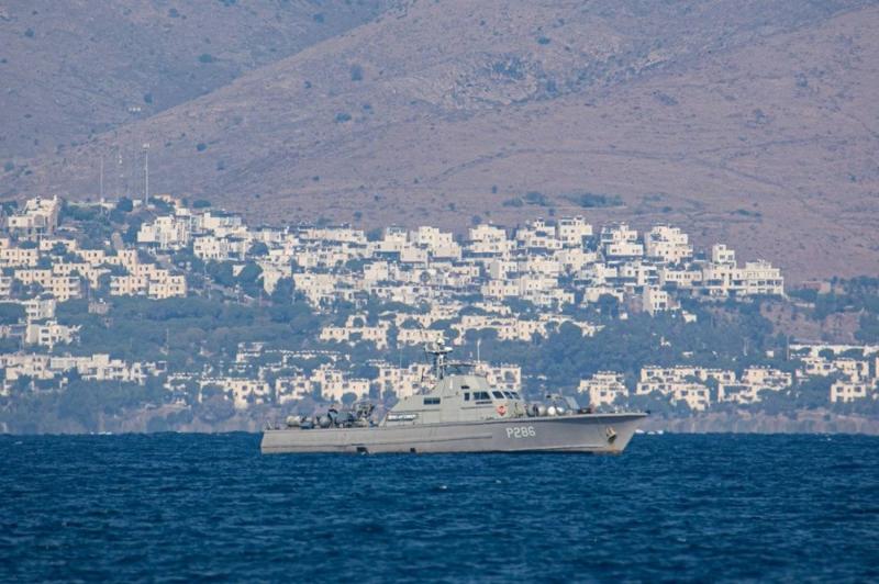 سفينة يونانية تطلق النار على مسيرتين في البحر الأحمر