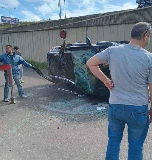 بالصور- حادث مروّع على طريق ضهر البيدر وانقلاب سيارة في صيدا