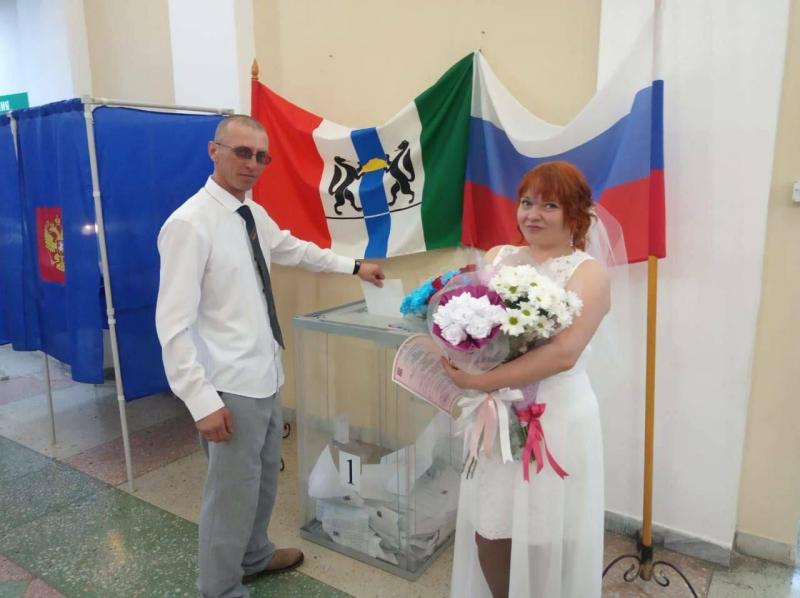 عرسان يستهلّون زفافهم بالتصويت في الانتخابات الرئاسية الروسية