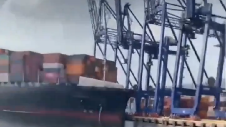 بالفيديو..سفينة شحن تصطدم بميناء في محافظة كوجالي التركية