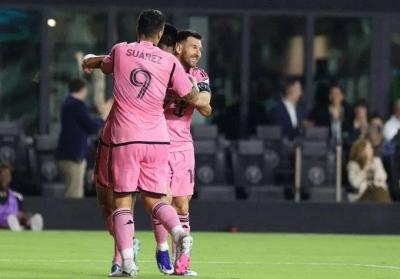 شاهد.. استفزاز ميسي بترديد اسم رونالدو.. والأرجنتيني يرد