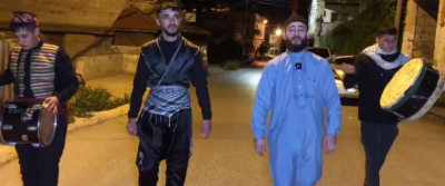 مسحراتي يجوب شوارع نابلس.. وينادي لنصرة غزة (فيديو)