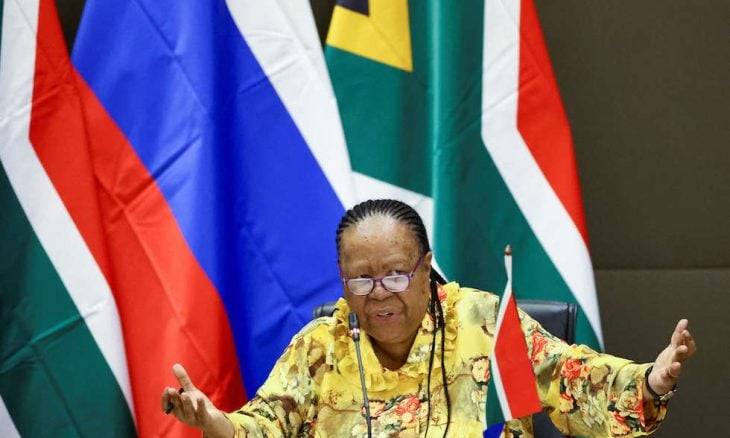 وزيرة خارجية جنوب أفريقيا: امتلاك الاسلحة لا يعني قتل الناس