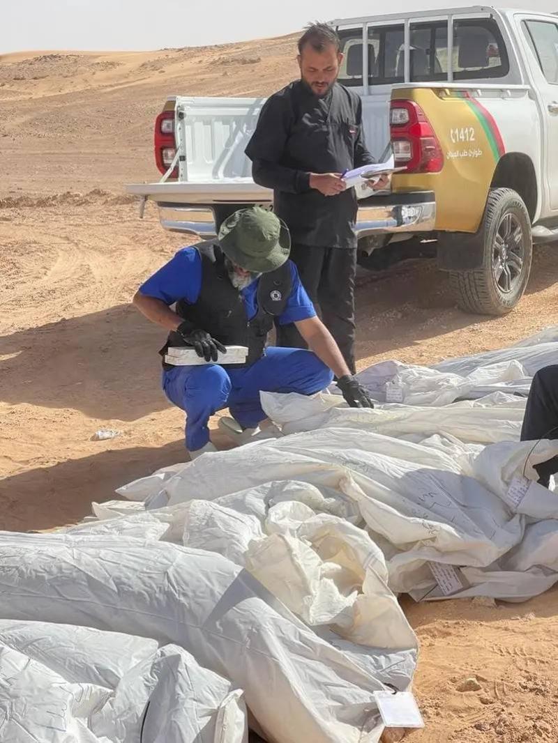 العثور على مقبرة جماعية لمهاجرين غرب ليبيا.. والسلطات تحقق