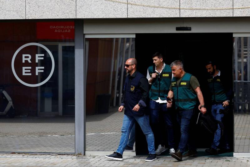 الشرطة الإسبانية تفتش مقر إتحاد كرة القدم في تحقيقات فساد
