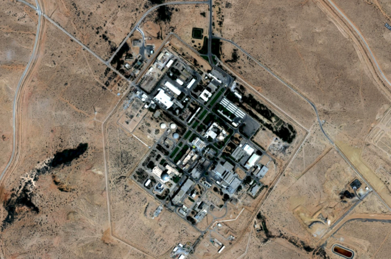 أين يقع مفاعل ديمونا ومتى تم إنشاؤه؟