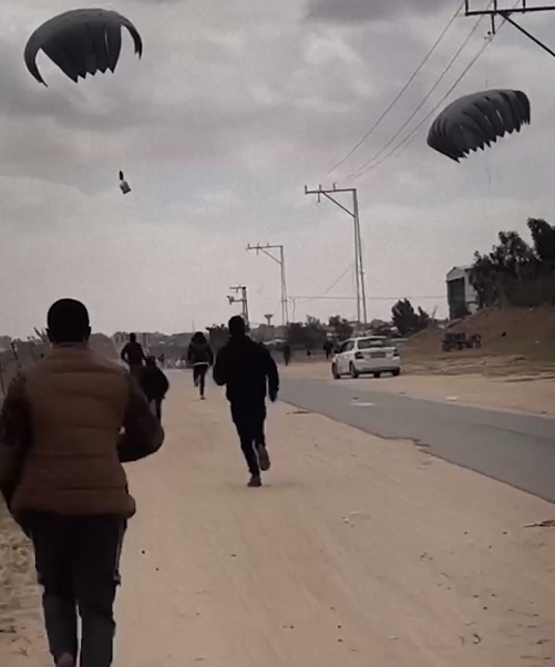 طائرات مجهولة تسقط مساعدات إنسانية على خان يونس (فيديو)
