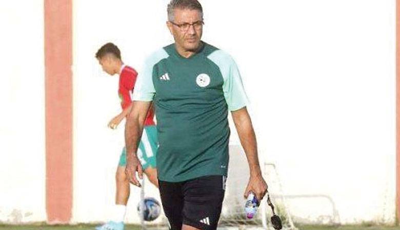 مدرب منتخب الجزائر يصفع لاعبيه خلال مباراة دولية (فيديو)