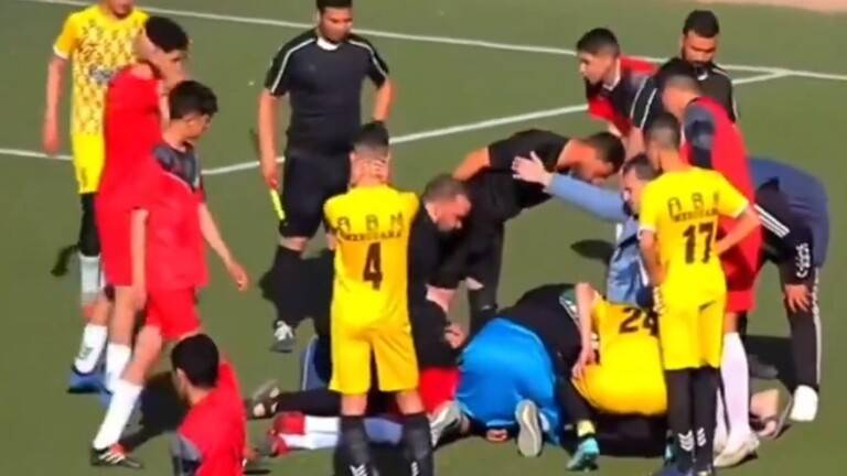 بالفيديو- وفاة لاعب جزائري بعد إصابة مروعة في الملعب