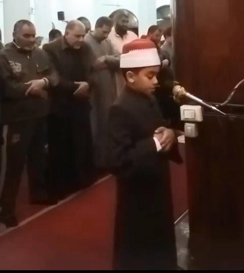 طفل مصري يبهر العالم بتلاوة القرآن في التراويح (فيديو)