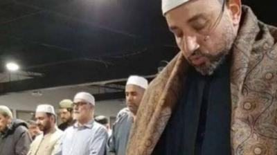 فيديو إمام مسجد يتفحّص هاتفه أثناء الصلاة.. والإفتاء المصرية تحسم الجدل