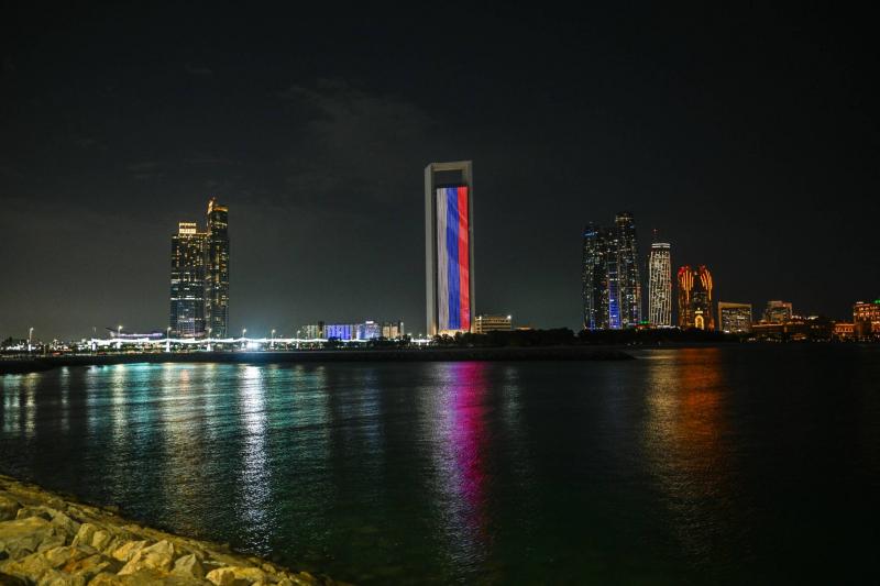 بالفيديو والصور- الإمارات تُضيء أشهر معالمها بألوان العلم الروسي تضامنًا