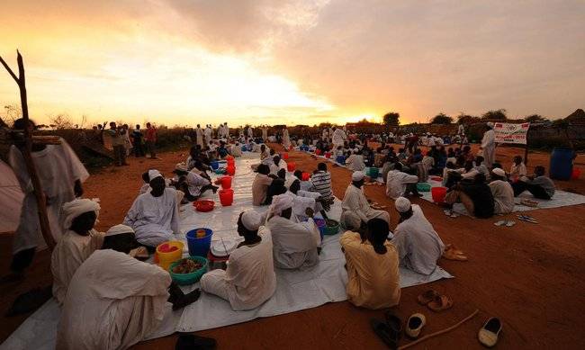 السودان.. حظر التجول والإفطارات الجماعية!