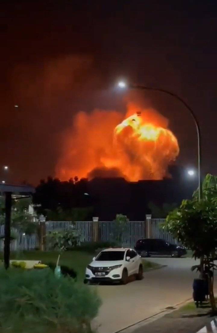بالفيديو.. انفجار ضخم في مستودع ذخيرة بإندونيسيا