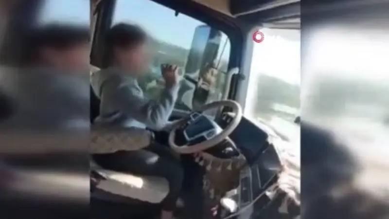 في تركيا.. طفلة تقود شاحنة بيد واحدة وبالأخرى تشرب الماء