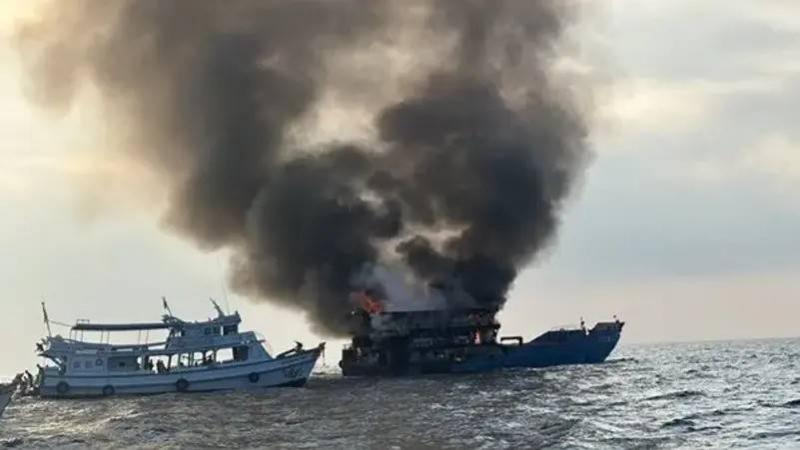 فيديو لعبارة تحترق.. قوارب الإنقاذ بقيت بعيدة والركاب اضطروا للقفز في البحر