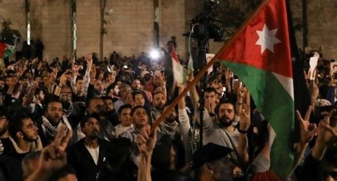 الآلاف يتظاهرون قرب السفارة الإسرائيلية في عمان دعماً ‏لغزة