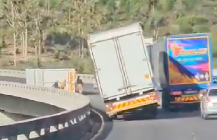بالفيديو.. رياح قوية تلقي بشاحنة من فوق جسر