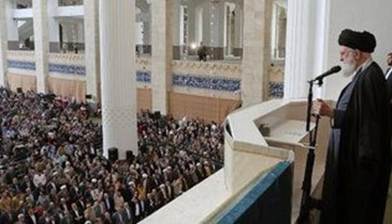 ما نوع البندقية التي حملها المرشد الإيراني خلال خطبة العيد؟
