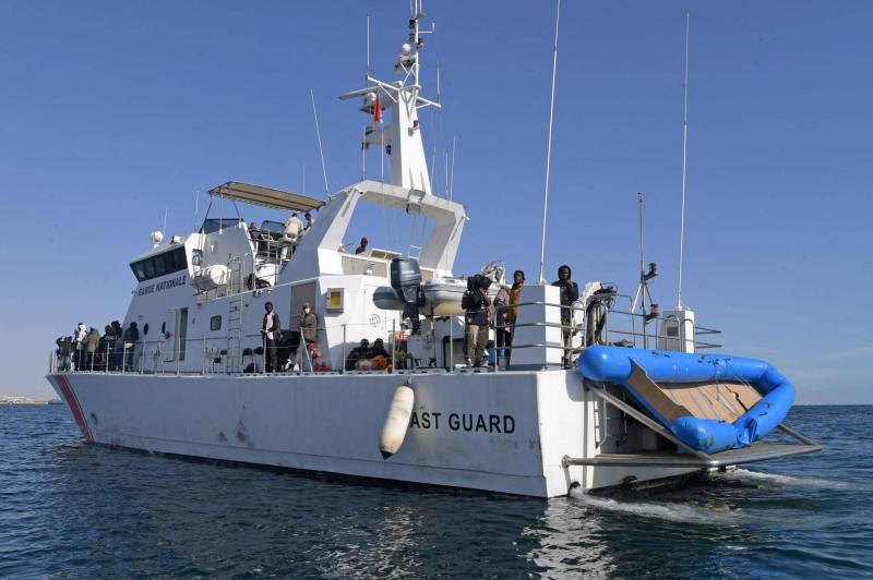 خفر السواحل التونسي ينتشل جثث 13 مهاجرا وينقذ المئات