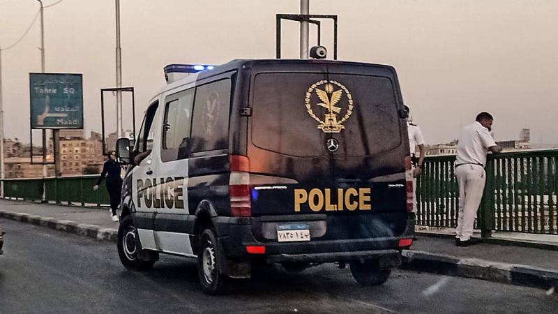 انتحلوا صفة ضباط شرطة وسرقوا تاجر مخدرات في مصر