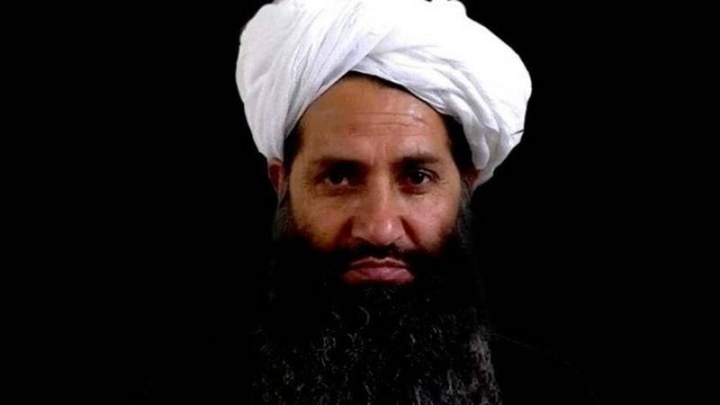 زعيم طالبان يؤم صلاة عيد الفطر في ظهور نادر (فيديو)