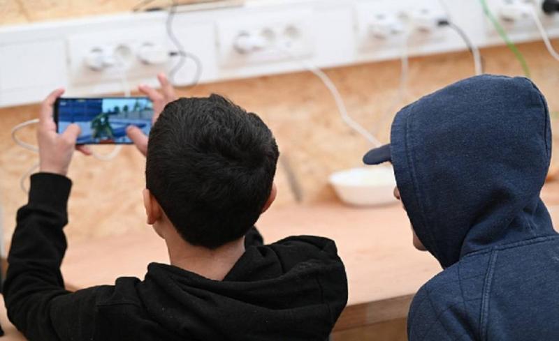 بريطانيا تدرس حظر بيع الهواتف الذكية لمن دون الـ16 عاما
