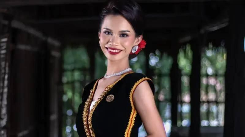 رقصت مع عراة.. فيديو لملكة جمال ماليزيا يجرّدها من تاجها