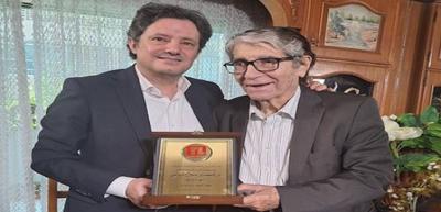 وزير الإعلام يمنح أبو سليم درع تلفزيون لبنان