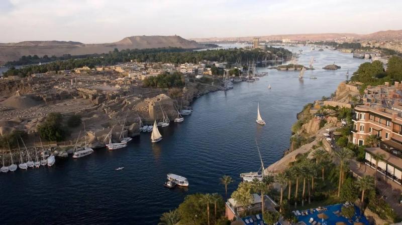 مصرع 5 أشخاص بسقوط حافلة ركاب في النيل بمصر