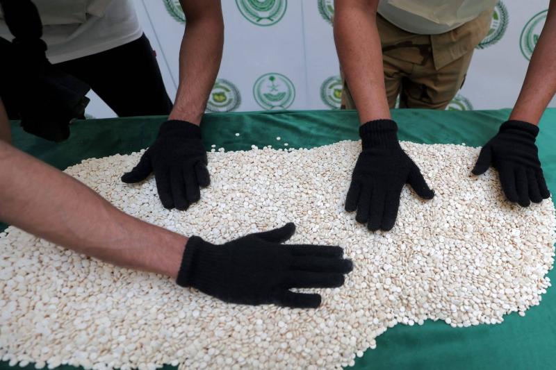 بالفيديو.. الأمن السعودي يداهم وكرًا لبيع المخدرات