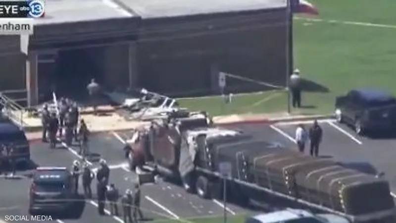 فيديو.. سائق شاحنة غاضب يحطم مبنى في تكساس