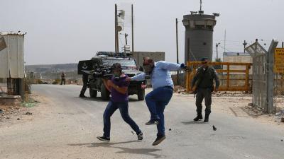 تحليق للطيران الاسرائيلي جنوباً.. استهداف عمال الكهرباء وإطلاق نار على سيارة "الميادين" (فيديو)