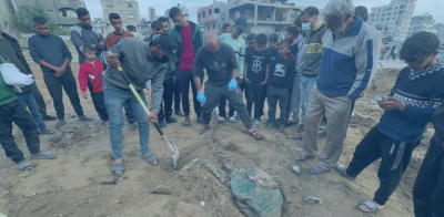 بعد 88 يوما.. فلسطيني يعثر على خصلة شعر زوجته وبقايا أطفاله (فيديو)
