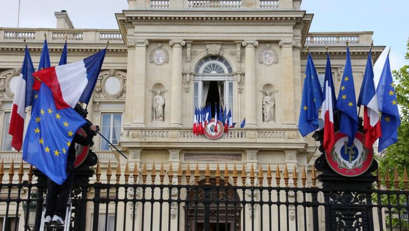 فرنسا تستدعي السفير الإيراني للتنديد بالهجوم على إسرائيل