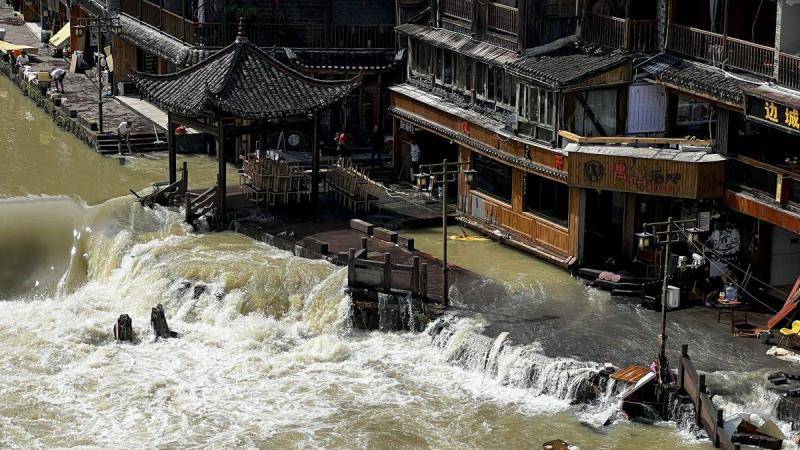قتلى ومصابون إثر فيضانات وانزلاق للتربة في جنوب الصين
