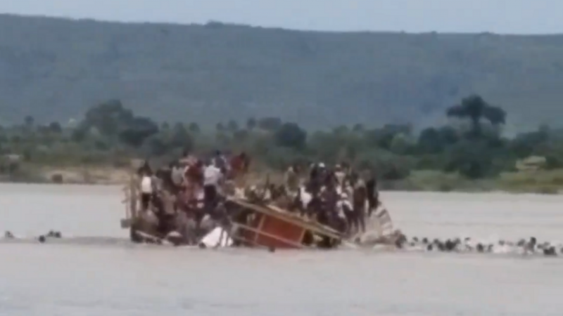 في طريقهم لحضور جنازة.. غرق مركب يقل أكثر من 300 في أفريقيا الوسطى (فيديو)