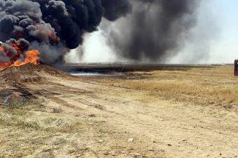 بالفيديو- إندلاع حريق في خط لنقل النفط الخام بحمص