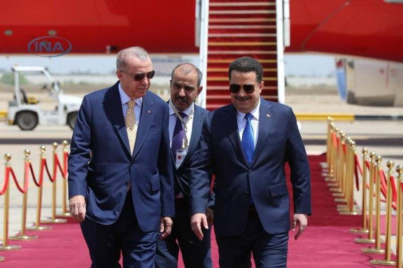 أردوغان يصل إلى العراق في أول زيارة رسمية منذ أكثر من عقد