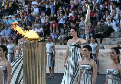 أثينا تستقبل الشعلة الأولمبية قبل انطلاق مسيرتها الطويلة